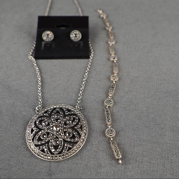 Liz Claiborne round encrusted pendant necklace set - Picture 2 of 8